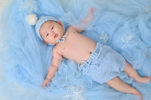 伊犁哈萨克孕妇在家站着分娩