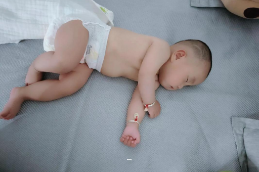 伊犁哈萨克宝宝老打喷嚏怎么办
